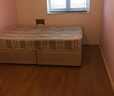2 Bed Flat, Williams Drive, TW3 - Photo 4