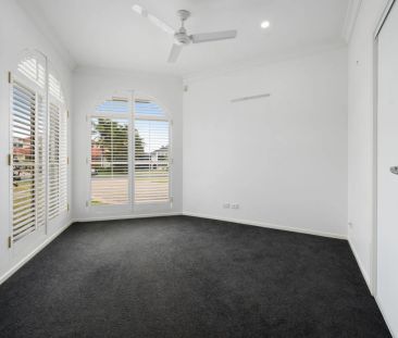 Waterfront Living on a Grand Scale in Prestigious Helensvale - Photo 2