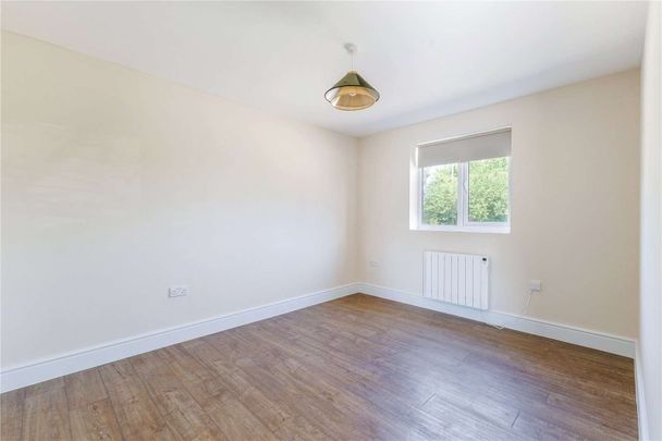 A beautifully finished cottage in the heart of Hamptworth. - Photo 1