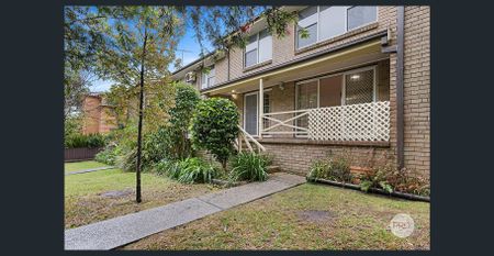 RENOVATED TOWNHOUSE IN PRIME LOCATION - Photo 3