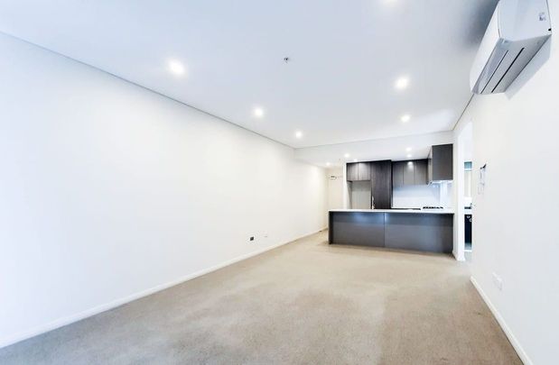 Stylish Executive Apartment in a Vibrant Locale - Photo 1