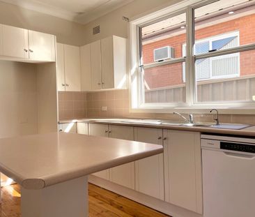 Single Storey Brick Home with newly polish floorboards & freshly pa... - Photo 2