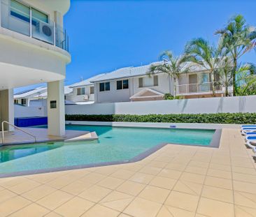 Luxurious Multi-Level Penthouse with Private Rooftop Jacuzzi & Pano... - Photo 5