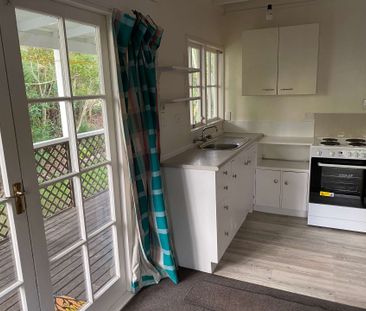 Charming 2 Level, 1 Bedroom Freestanding Cottage - Photo 4