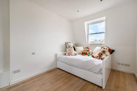 3 bedroom flat to rent - Photo 4
