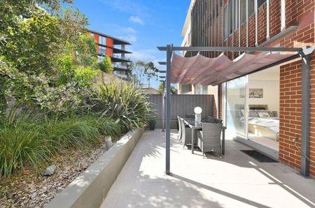 Sophisticated luxurious apartment by the water - Photo 2