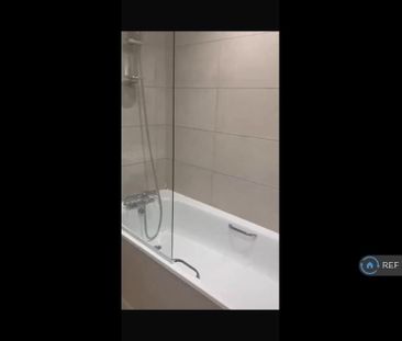 1 bedroom in a flat share to rent - Photo 3