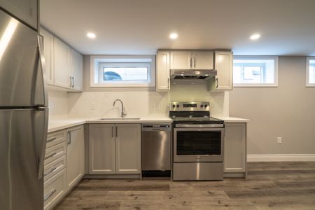 104 East 41st St, Hamilton - 3 Bedroom Lower Unit - Photo 3