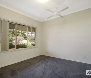 Charming 3-Bedroom Home with Lush Gardens - Photo 3