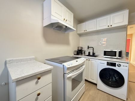 Appartement entièrement meublé de 2 chambres au cœur de Côte-des-Neiges. - Photo 2