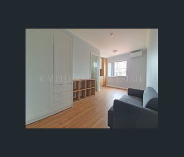 Fully self-contained studio with air Conditioner! - Photo 4