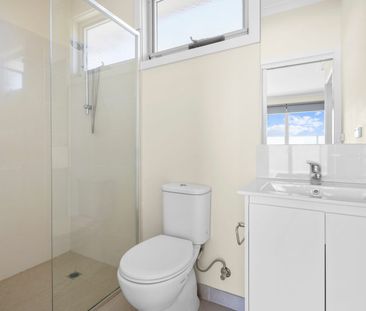 IMMACULATE TOWNHOUSE - Photo 4