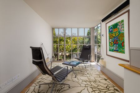 A Four-Bedroom Townhouse in Wimbledon Village - Photo 3