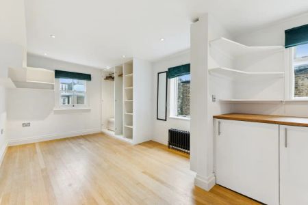 2 bedroom flat in London - Photo 3