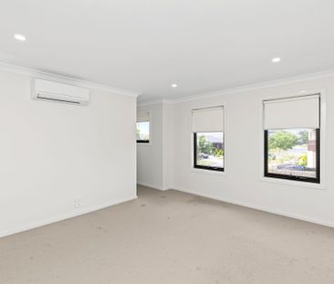 Modern 3-Bedroom Home in Prime Mickleham Location! - Photo 6