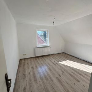 Moderne 2-Zimmer-Dachgeschosswohnung mit kernsaniertem Bad – Sofort frei! - Photo 2