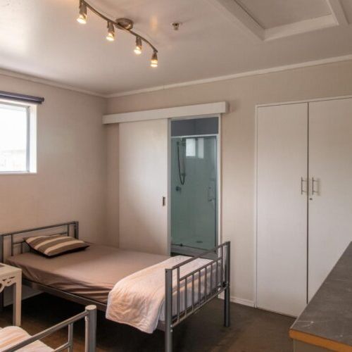 Tidy bedroom in shared housing! - Photo 1