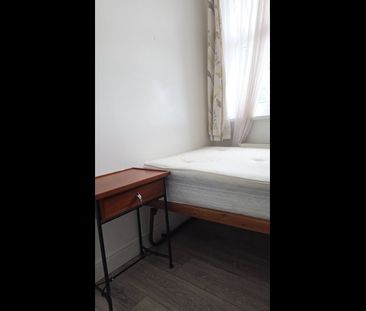 Room in a Shared House, Oaklands Park Avenue, IG1 - Photo 1