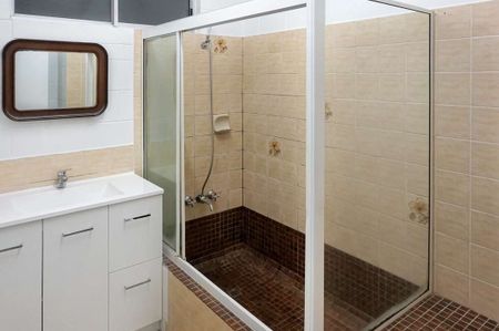 Spacious 6-Bedroom Family Home in Prime Location - Photo 5