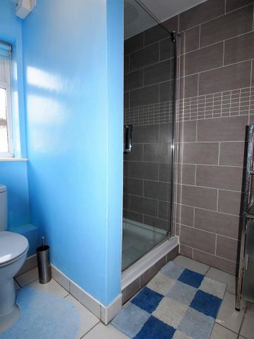 4 bedroom end of terrace house to rent - Photo 4