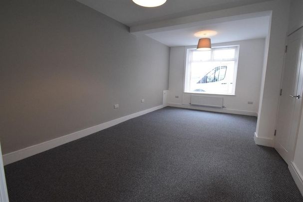 3 bedroom end of terrace house to rent - Photo 1