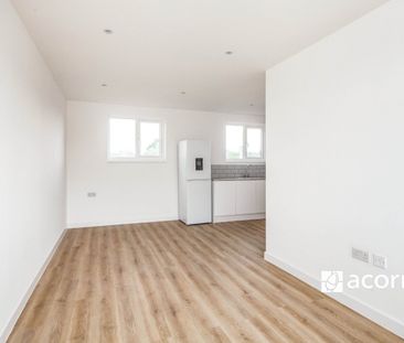 Flat to rent - Worsley Bridge Road, London, SE26 - Photo 2