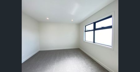 Nearly New 4 Bedroom Luxury Townhouse in Knoxfield! - Photo 5