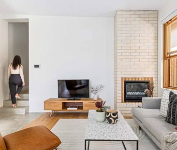 Architecturally Designed, Tastefully Renovated, Stylish And Sun-Kis... - Photo 2