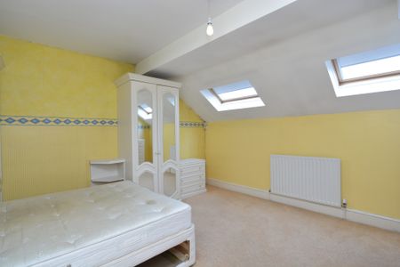 Lovely & Spacious 3 Bedroom House for Rent in South Wimbledon SW19 - Photo 4