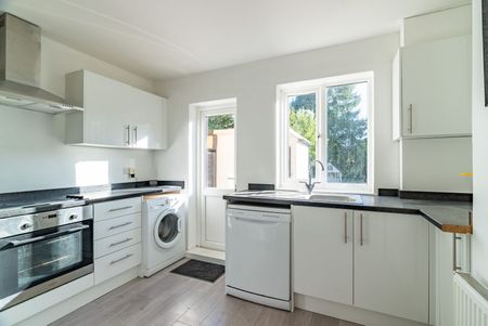 Available unfurnished from 17/10/2025 - Photo 3