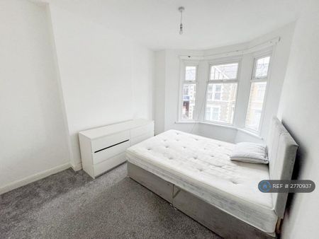 4 bedroom semi-detached house to rent - Photo 3