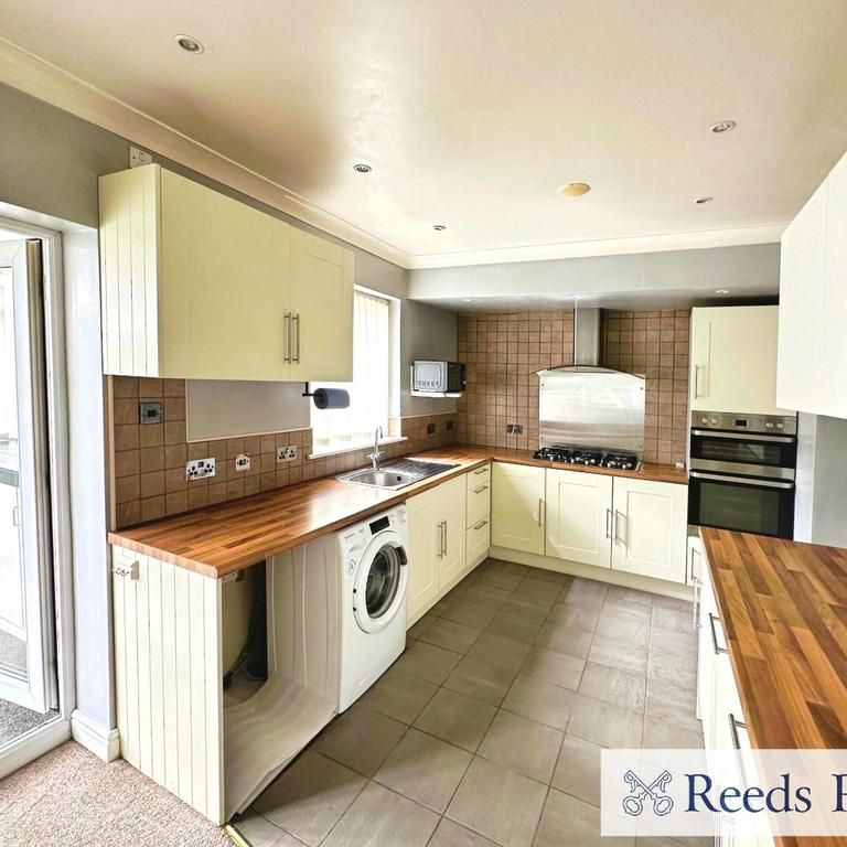 2 bedroom end of terrace house to rent - Photo 1