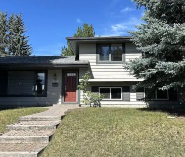 Beautifully renovated split level in desirable Palliser | 2212 Paliswood Place Southwest, Calgary - Photo 1