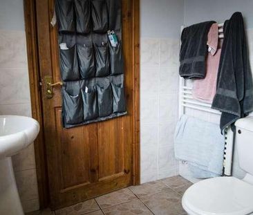 Charming Bedroom House, LN5 - Photo 5