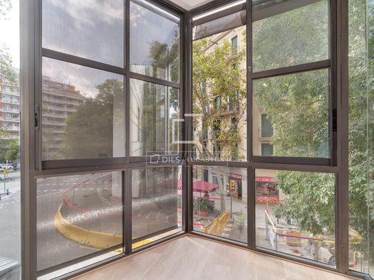 Spacious Renovated 5-Bedroom Apartment with Parking in Eixample Left, Barcelona - Photo 1