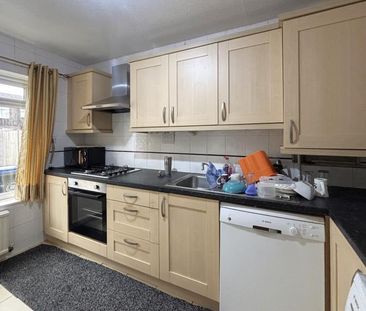 3 bedroom end of terrace house to rent - Photo 2