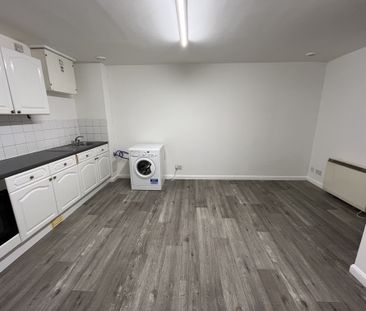 3 bed apartment to rent in St Peters Gate, BH1 - Photo 4