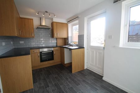 2 bedroom terraced house to rent - Photo 4