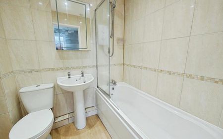 WOW! A fantastic house in a lovely location, with two double bedrooms and a nice garden it really is a rare opportunity! Call NOW to book your viewing! - Photo 4