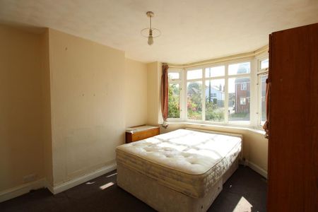 4 bedroom semi-detached house to rent - Photo 3