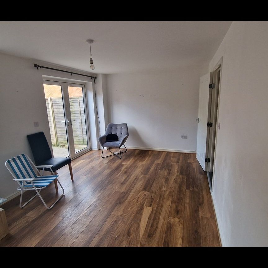 4 Bed Semi-Detached House, Guardian Way, LU1 - Photo 1