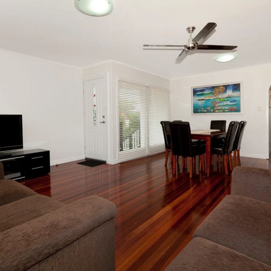 12 Olivella Street, Mansfield. - Photo 1