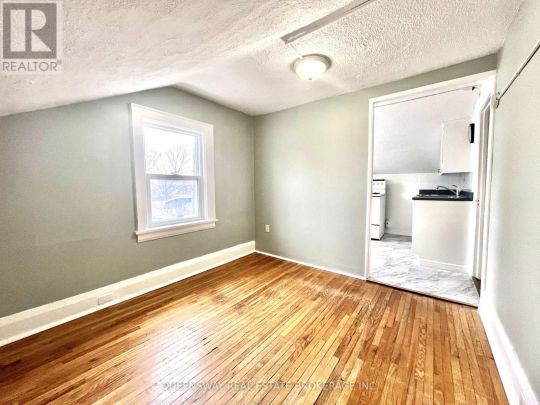 164 CENTRE STREET N - Photo 1