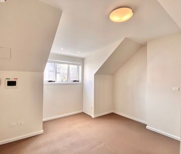 Loft Style Apartment with Courtyard - Photo 2
