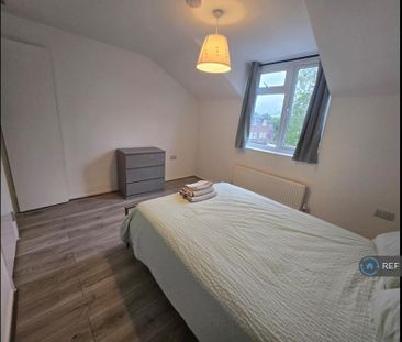 1 bedroom in a house share to rent - Photo 2