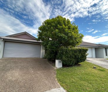 Modern Low-Maintenance Family Home in Prime Parklakes Location - Photo 4