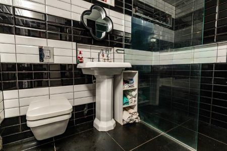 Family home in Hillpark - Photo 2