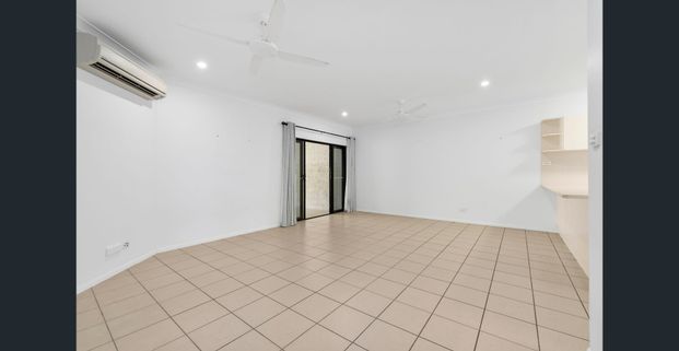 Free standing villa in gated complex - Photo 1