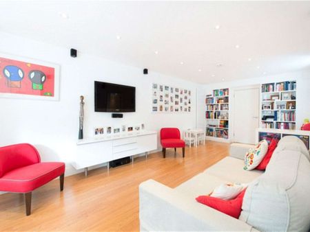 Contemporary two bedroom, two bathroom ground floor flat with wood floors, a private garden and a cellar. - Photo 2