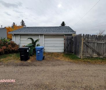 SPACIOUS 4 BED, 2 BATH, BUNGALOW HOME WITH A DOUBLE DETACHED GARAGE... - Photo 2